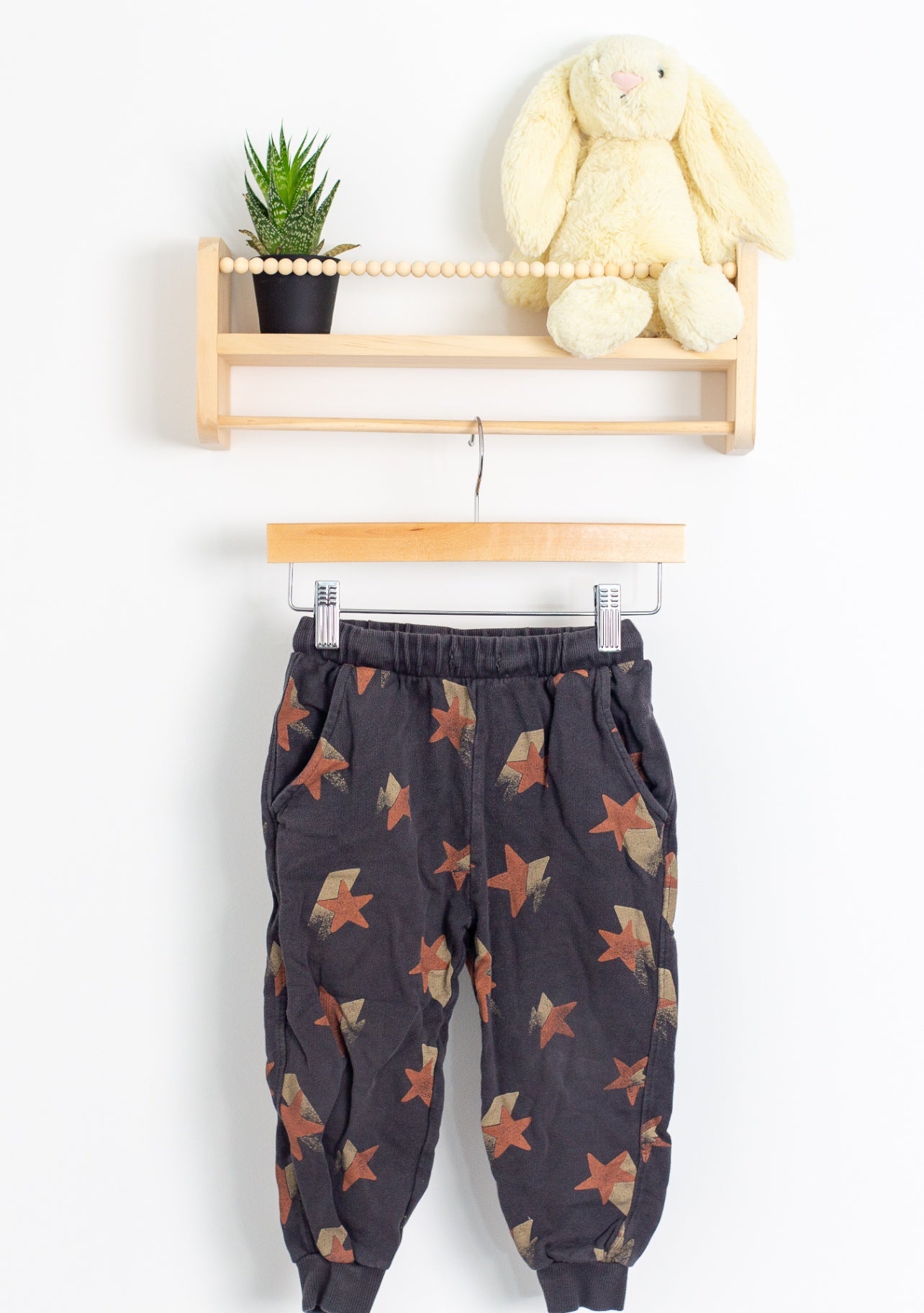 Zara Everyday 3T Dark gray with a multicolored star pattern (rust, beige, and brown)