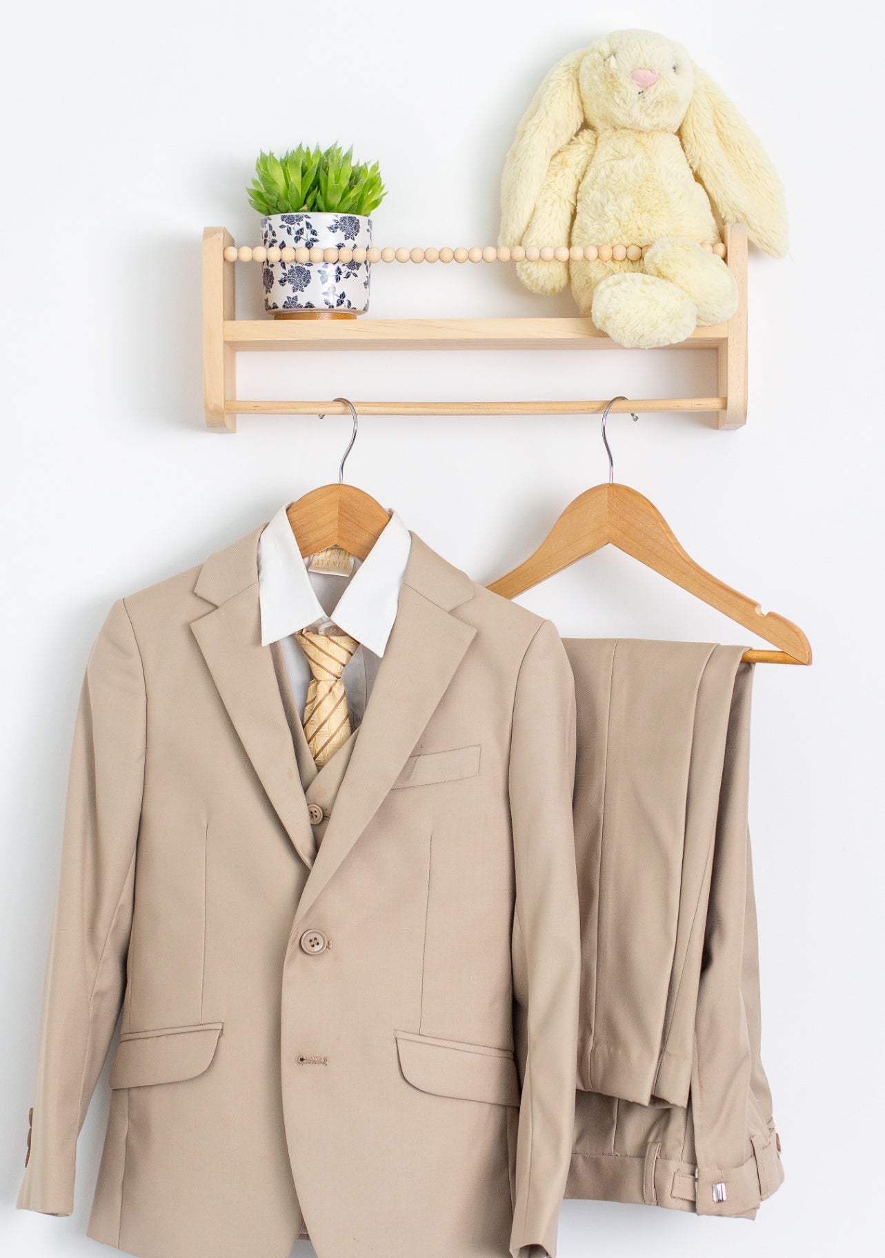 Fouger 8 Beige 3 Piece Suit with Shirt and Tie