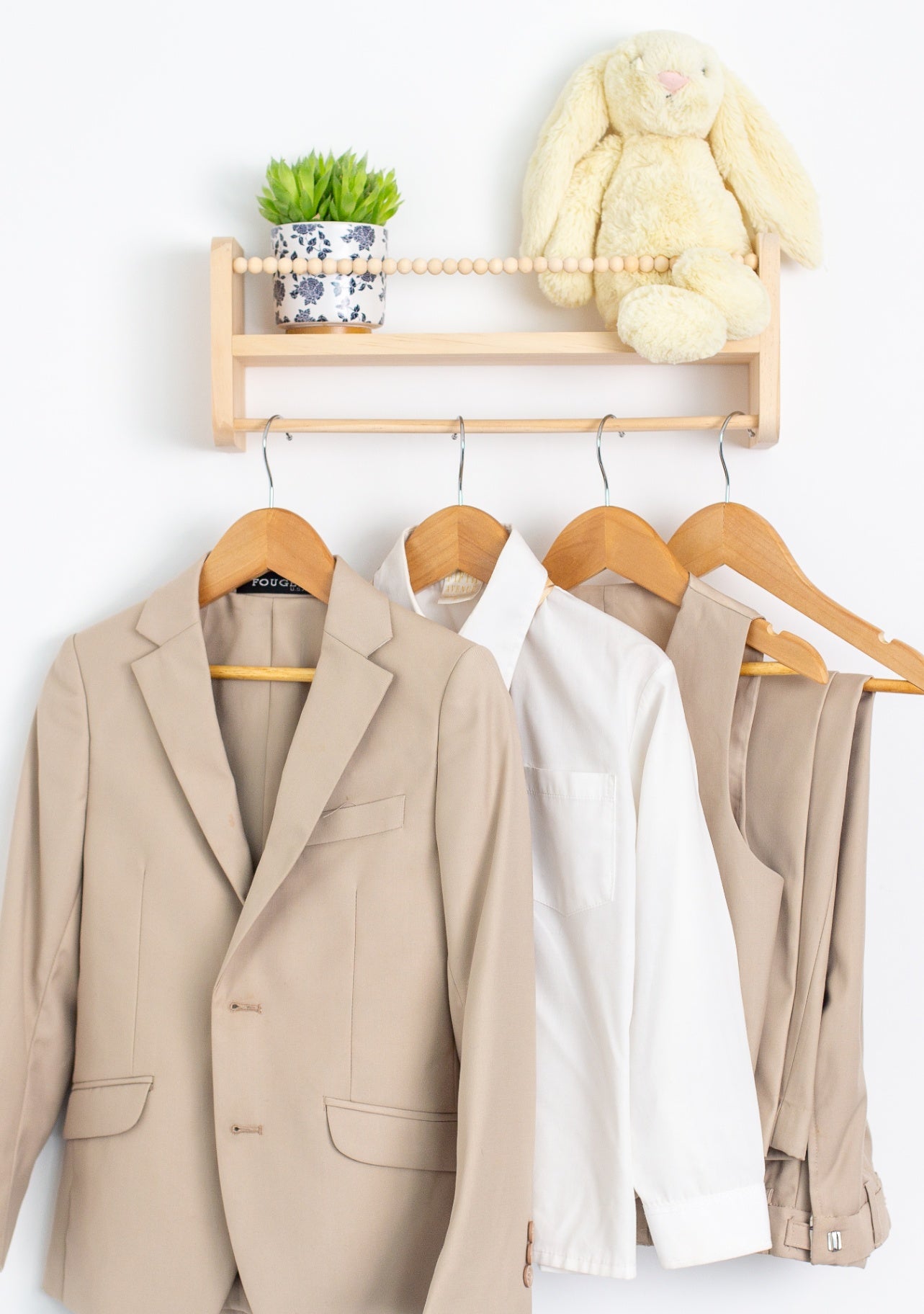 Fouger 8 Beige 3 Piece Suit with Shirt and Tie