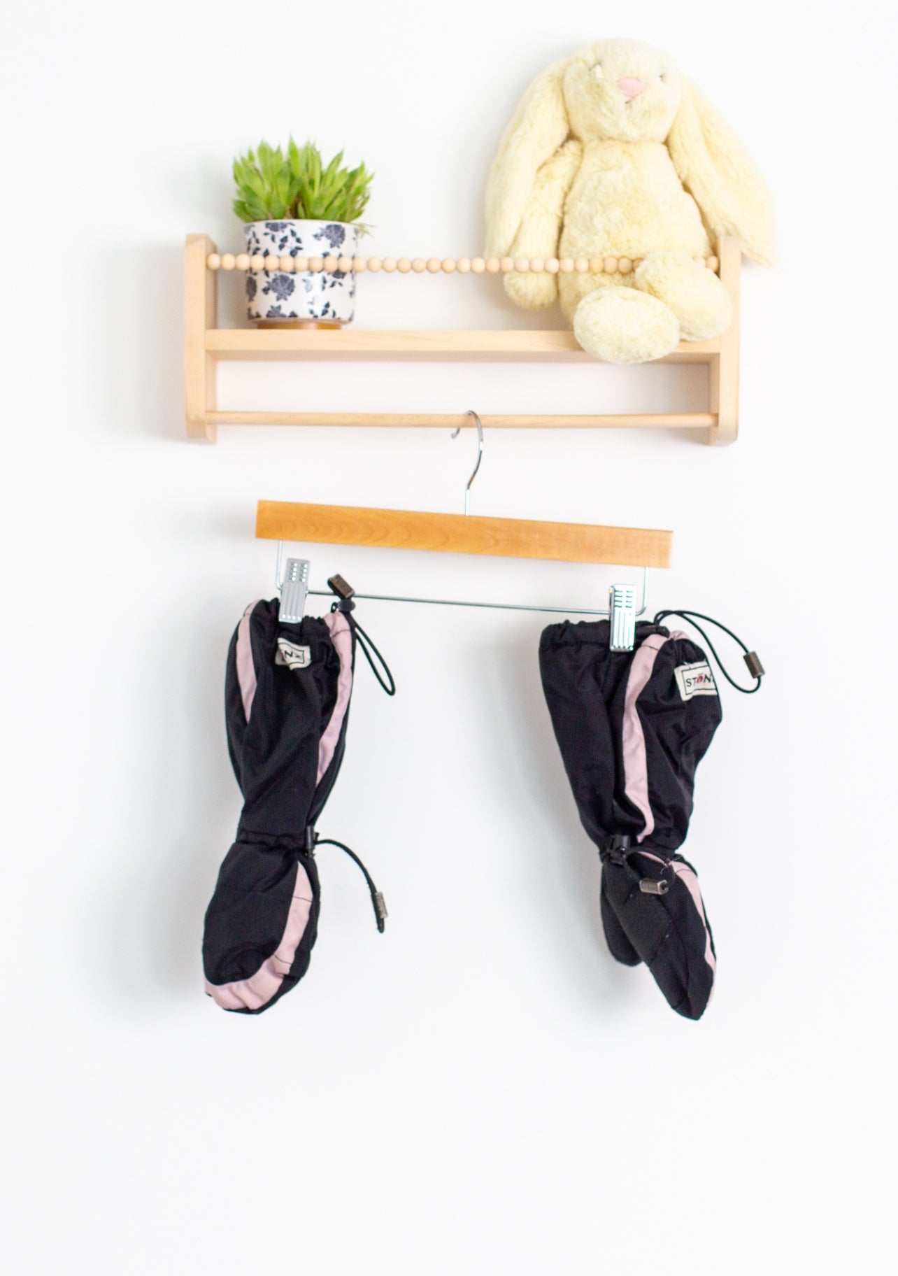 STONZ 4-8 Black and pink mittens